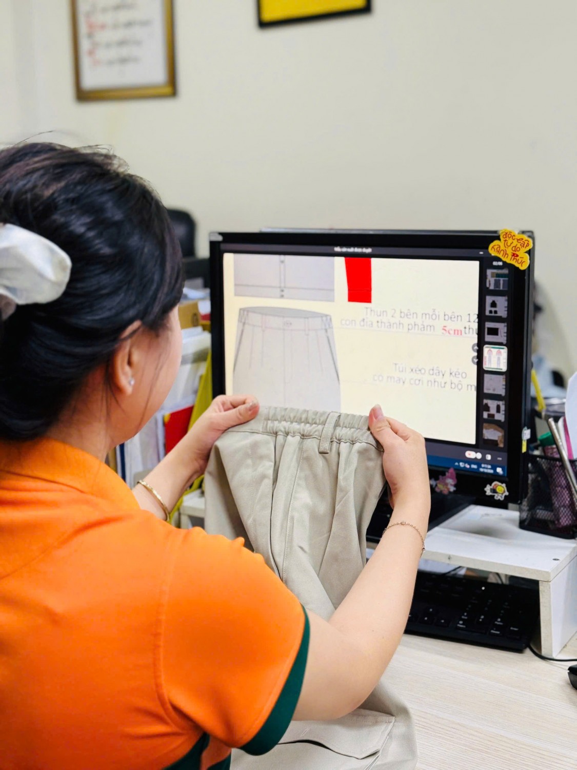 Kim Vàng kiểm tra lưng thun quần bảo hộ công trường theo thiết kế kỹ thuật.