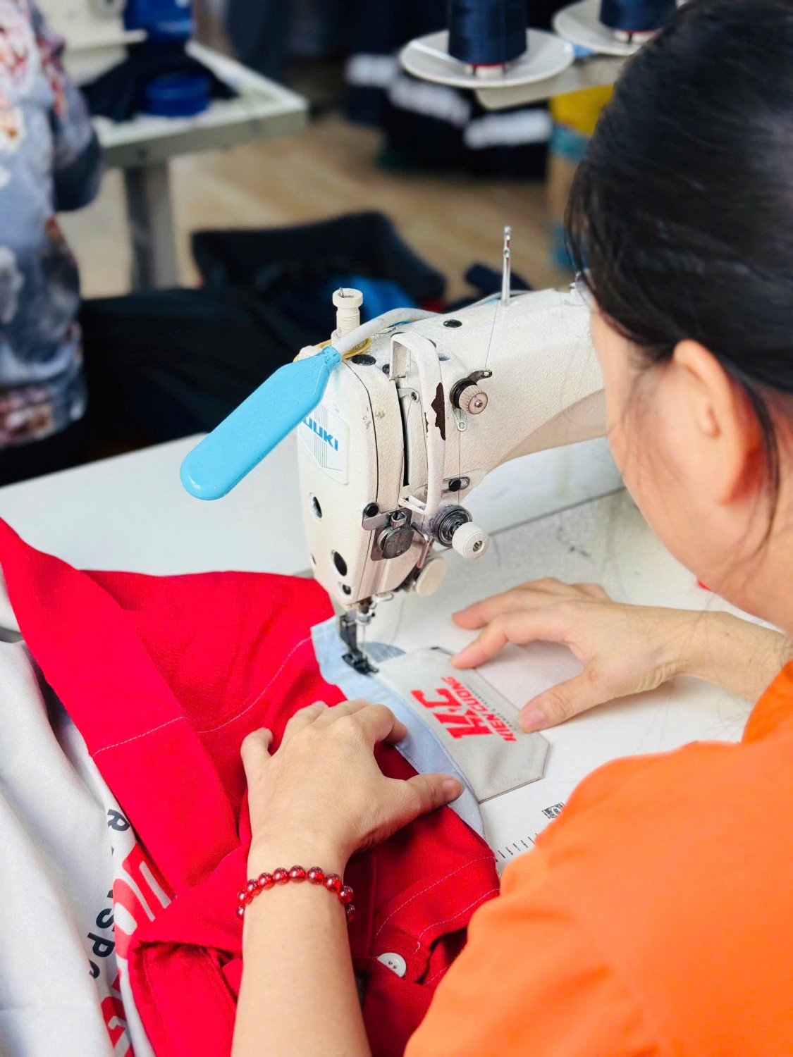 Công nhân Kim Vàng trực tiếp may chi tiết áo bảo hộ Kiên Cường.