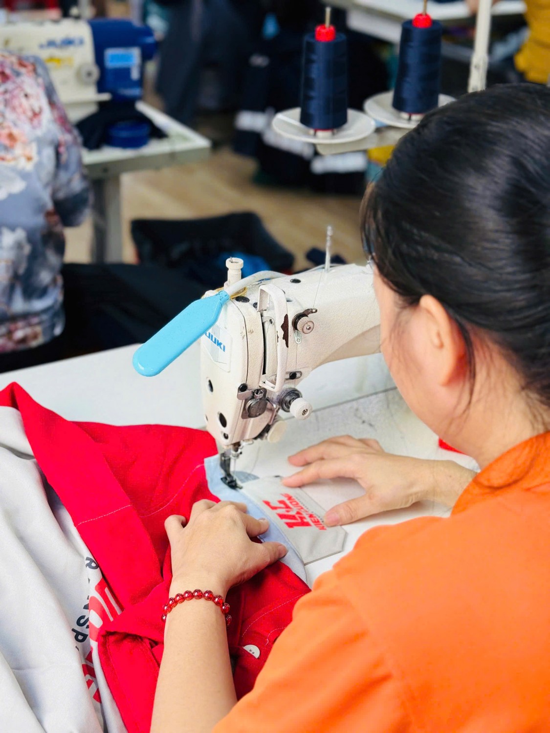 Công nhân Kim Vàng may chi tiết túi áo có logo Kiên Cường.