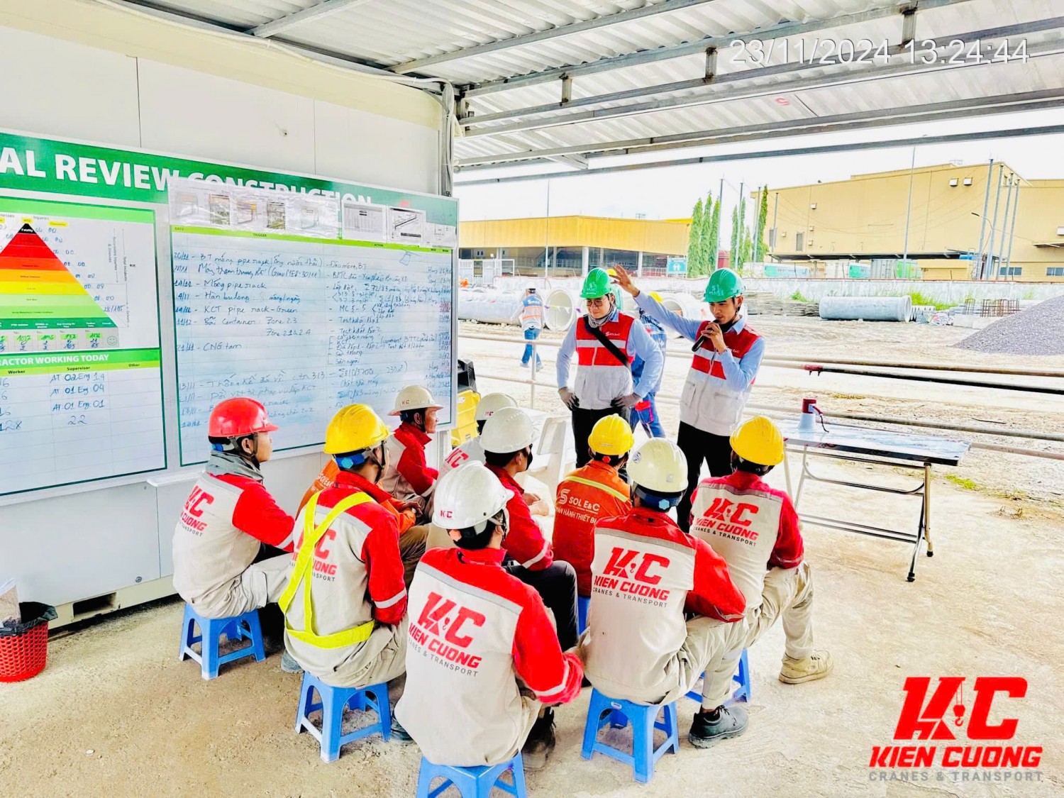 Quần bảo hộ công trường cần phù hợp tư thế ngồi xổm thao tác cáp nâng.