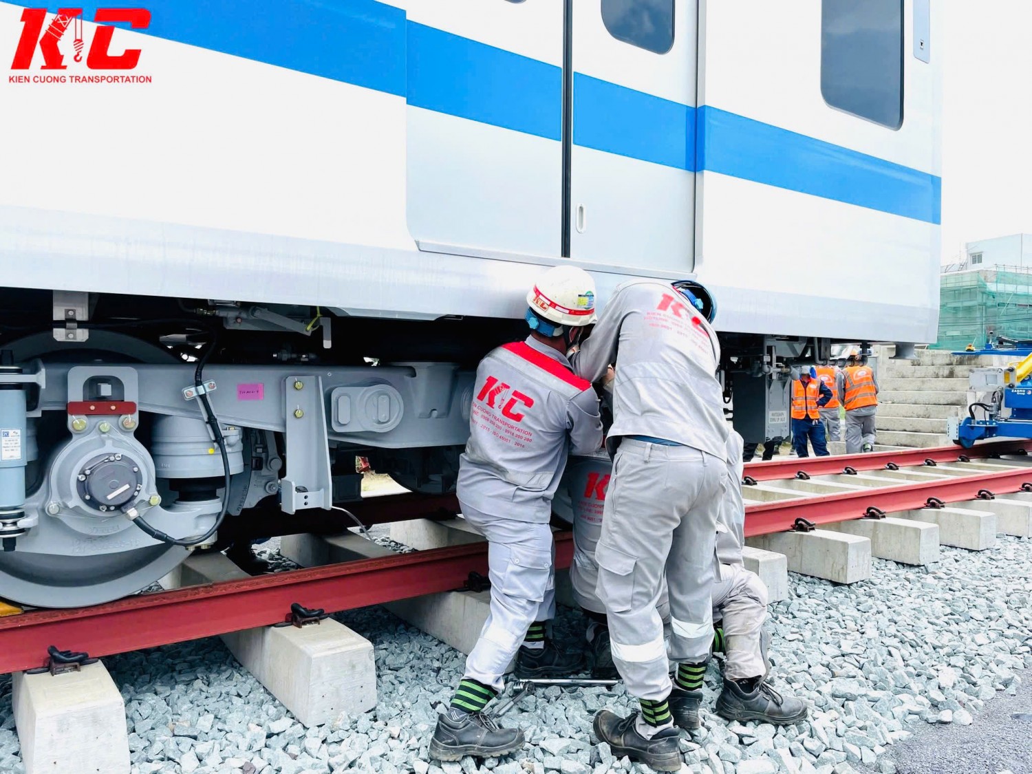 Đồng phục công nhân nâng hạ Kiên Cường trong dự án vận chuyển toa tàu metro.