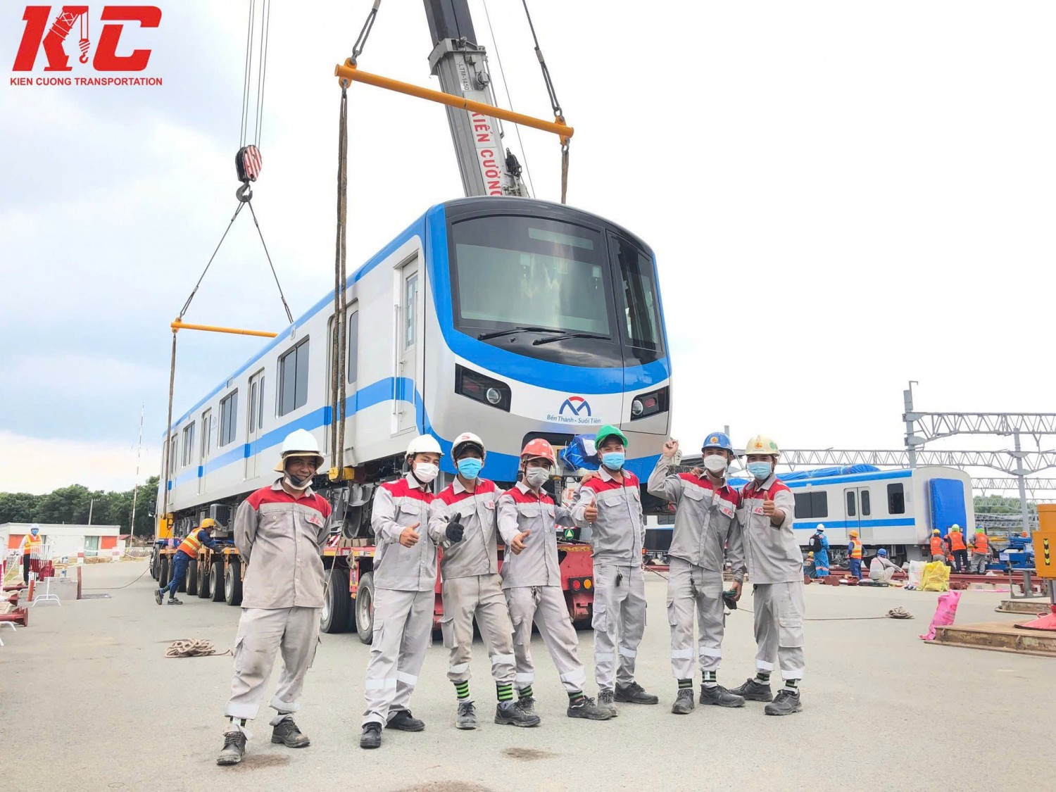 Quần áo bảo hộ kỹ thuật Kiên Cường được công nhân mặc tại dự án đường sắt.