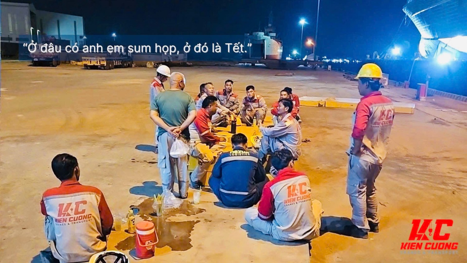 Đội ngũ Kiên Cường mặc đồng phục bảo hộ trong buổi tập trung tại công trường.