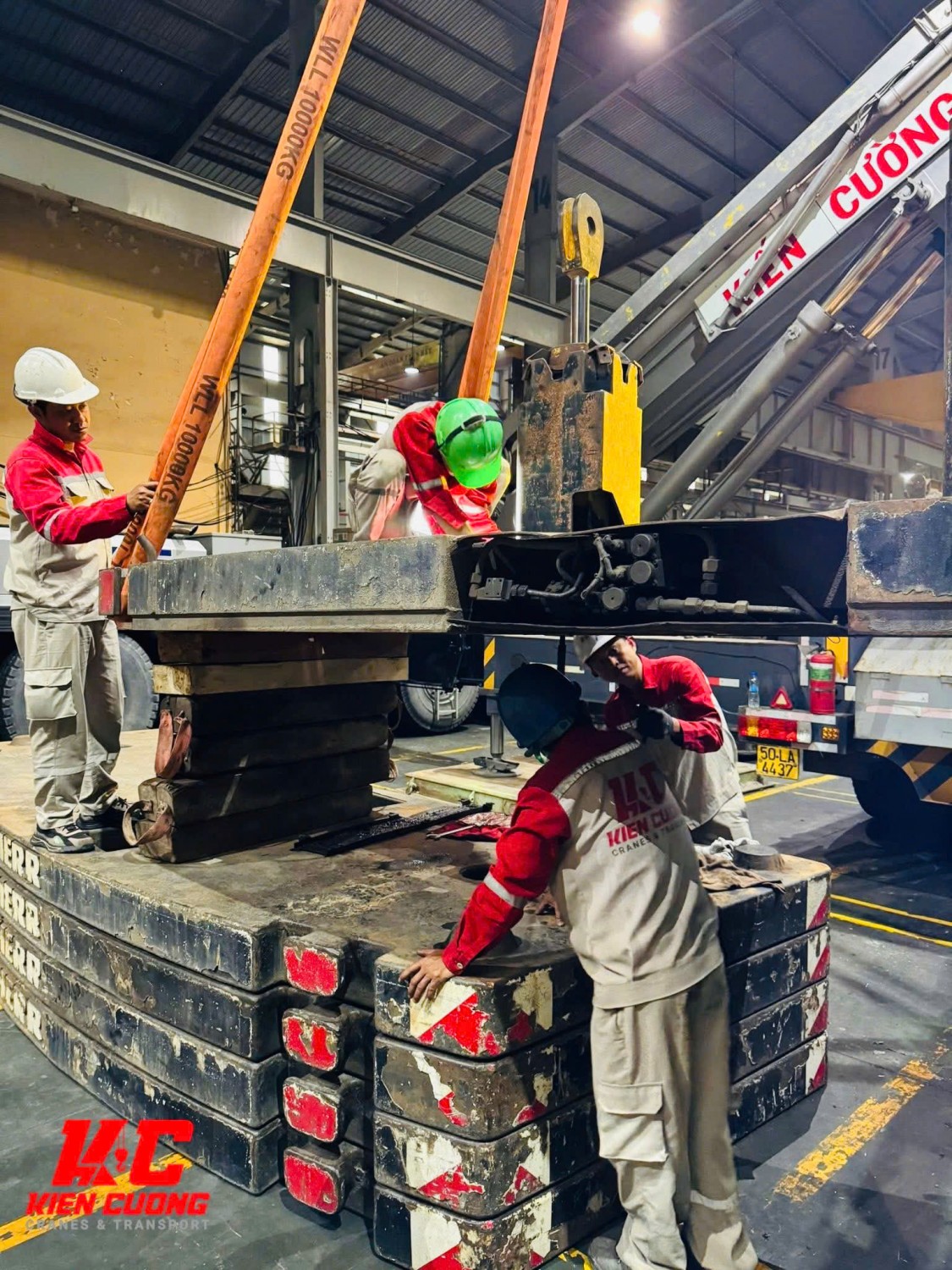 Quần phản quang Kiên Cường được công nhân mặc tại công trường nâng hạ.