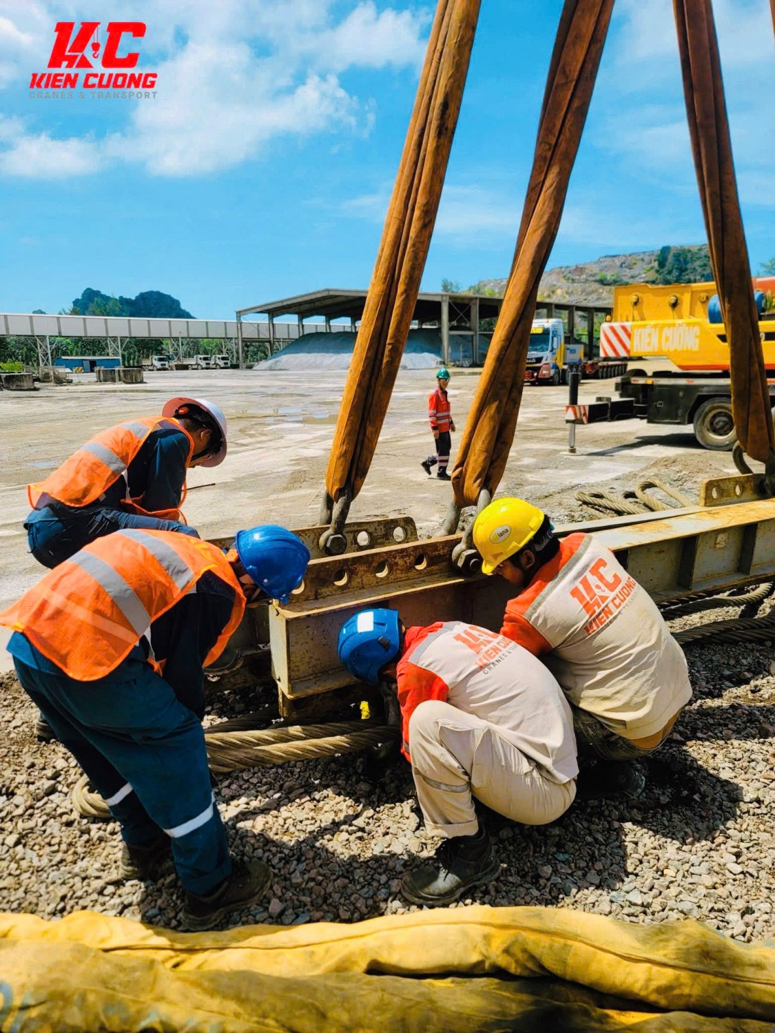 Người lao động Kiên Cường mặc đồng phục khi thao tác cùng thiết bị nâng hạ.