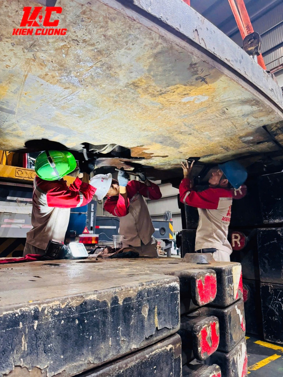 Quần bảo hộ kỹ thuật Kiên Cường với túi bên ống quần trong môi trường thi công.