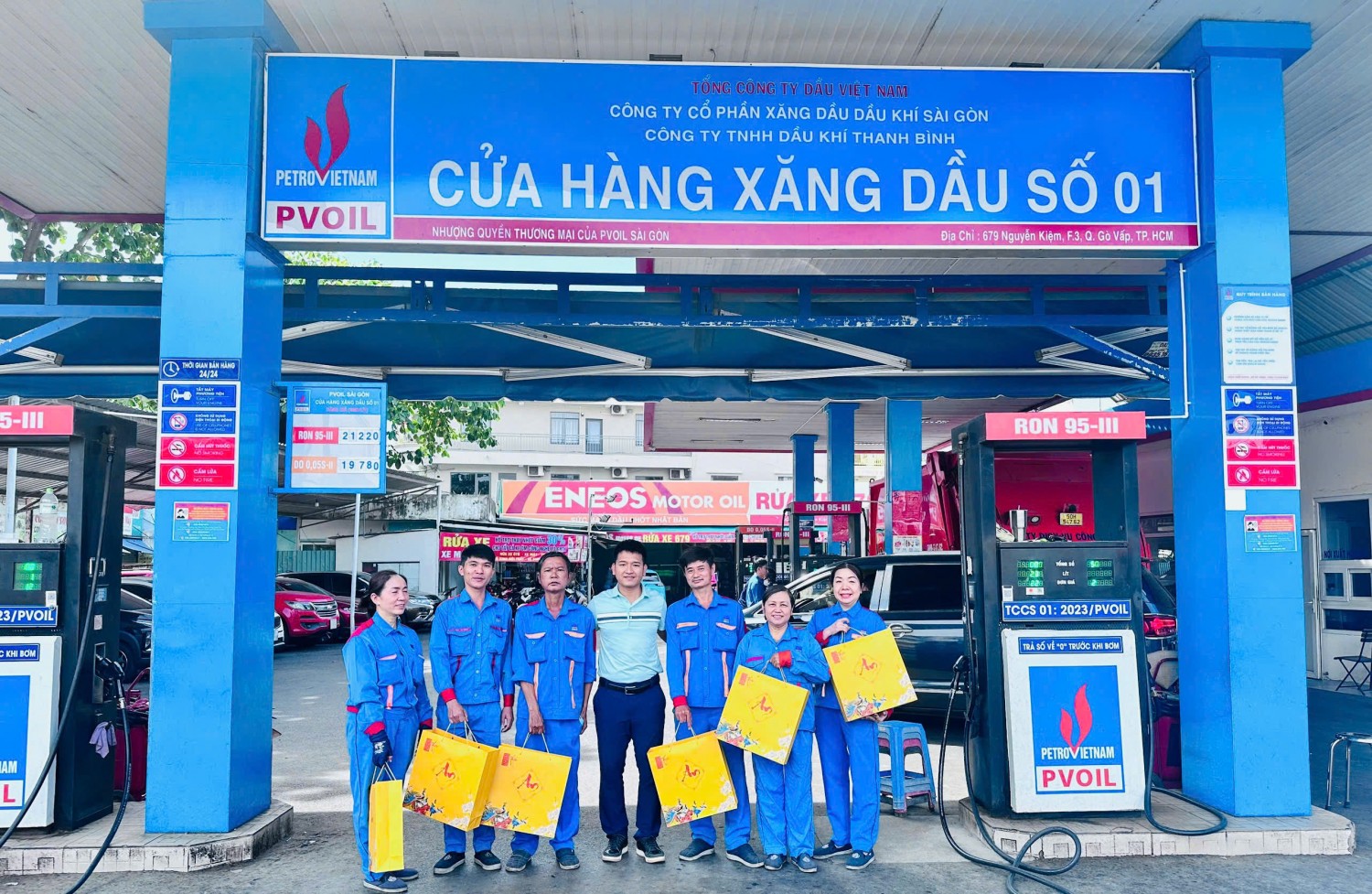 nhan-vien-pvoil-mac-dong-phuc-khi-lam-viec