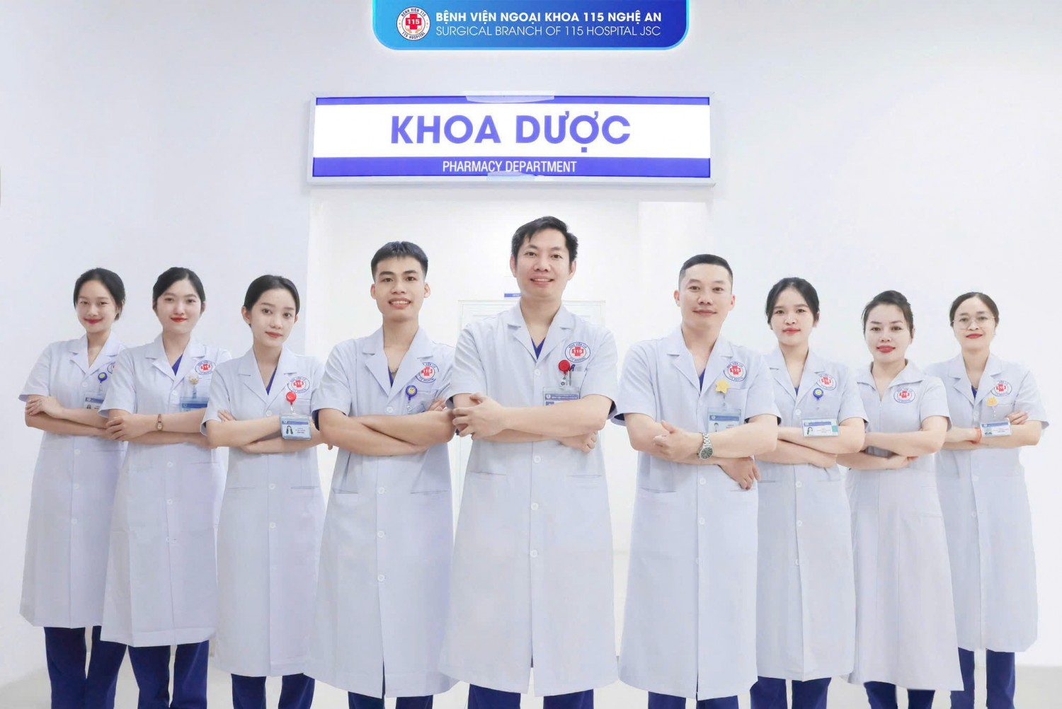 Nhân viên khoa dược Bệnh viện 115 mặc áo blouse