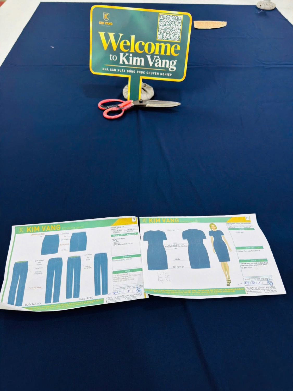Công nhân Kim Vàng cắt vải theo rập