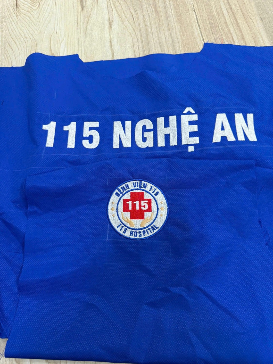 Logo Bệnh viện 115 Nghệ An trên vải xanh