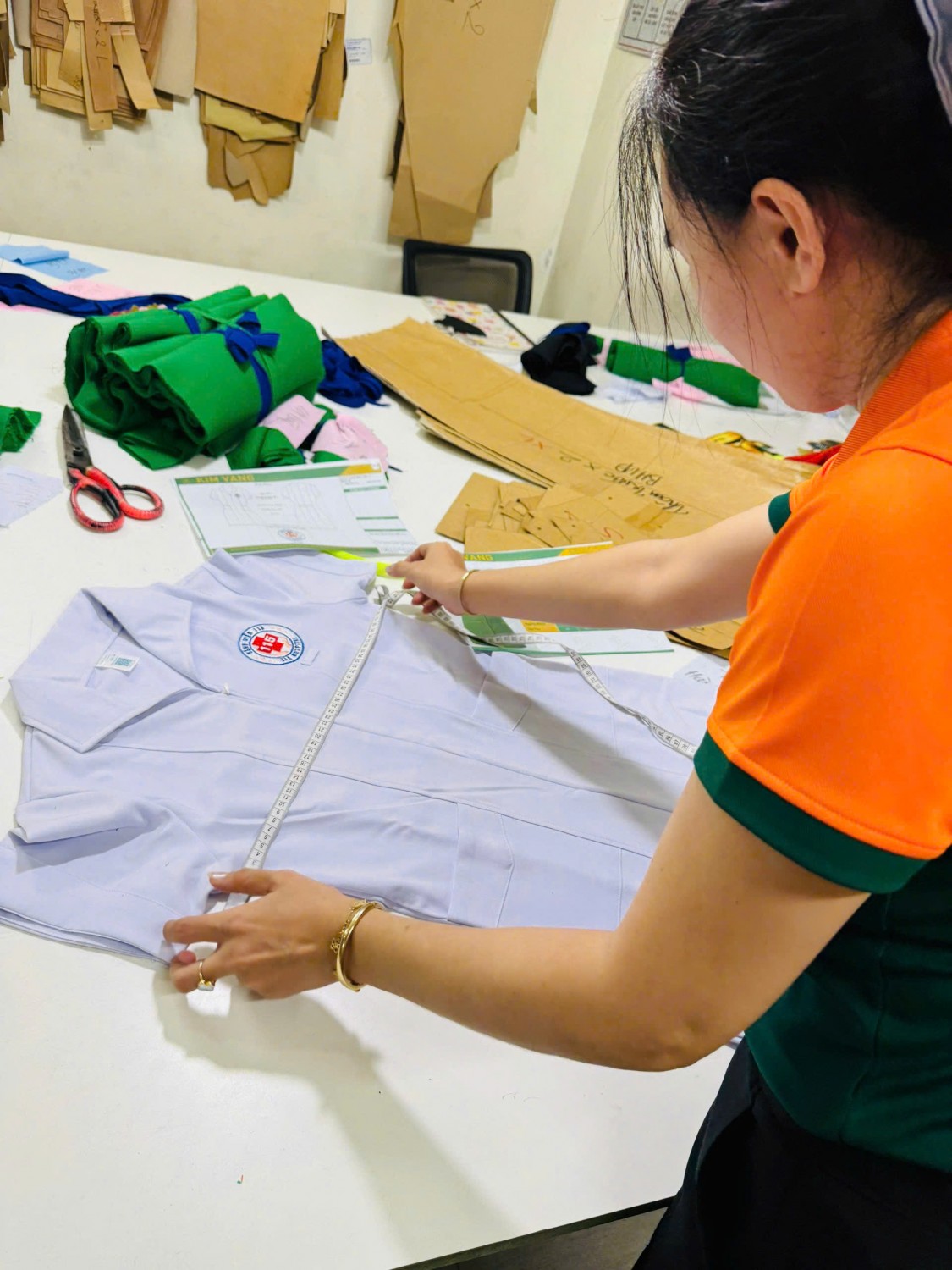 Kiểm tra vị trí logo áo blouse bệnh viện