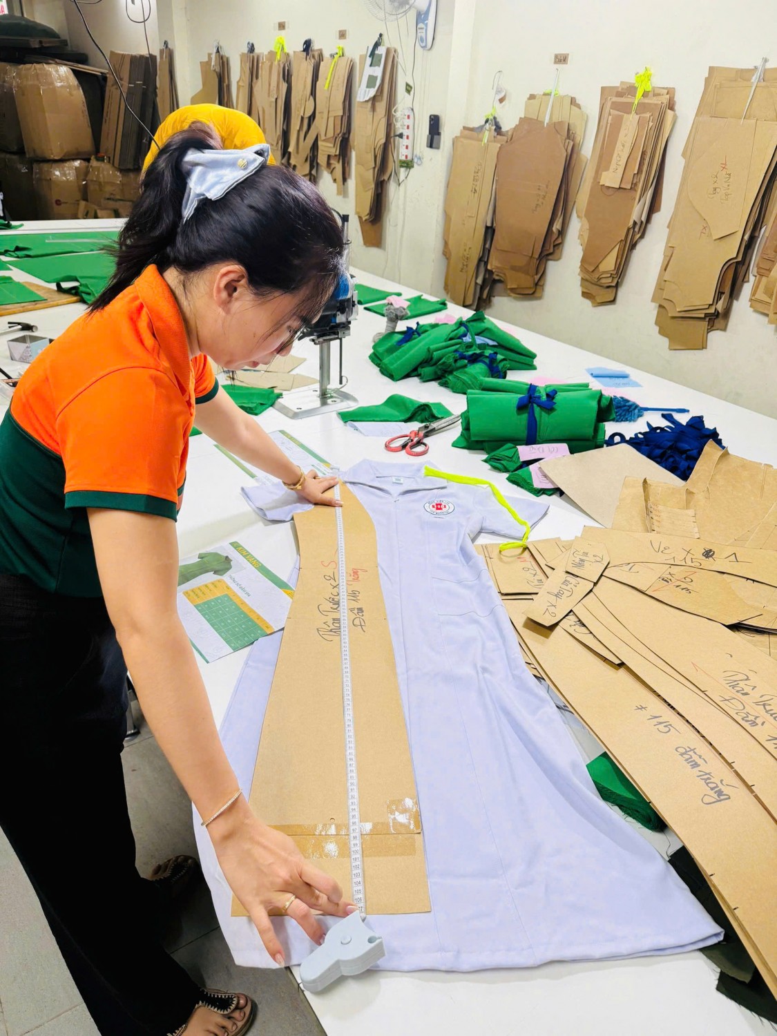 Nhân viên Kim Vàng đo thông số áo blouse