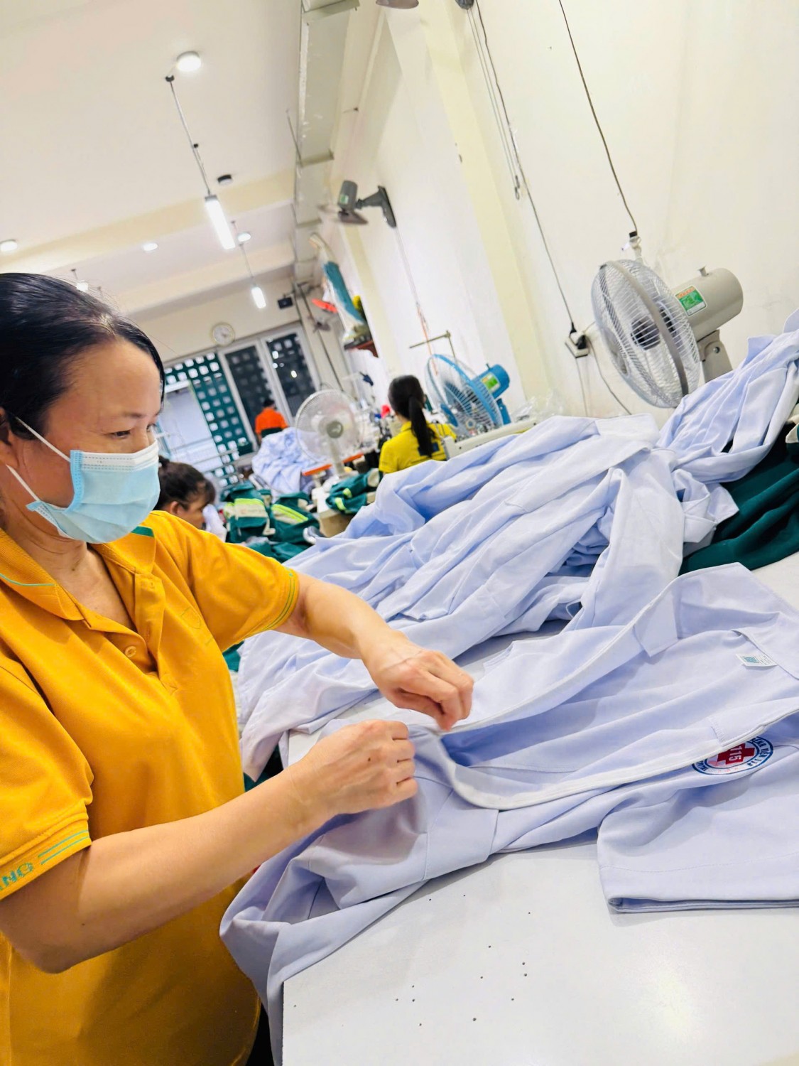 Kiểm tra đường may áo blouse bệnh viện